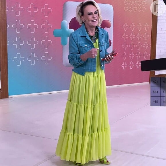 Vestido longo de Ana Maria Braga: a apresentadora combinou peça verde neon com jaqueta azul