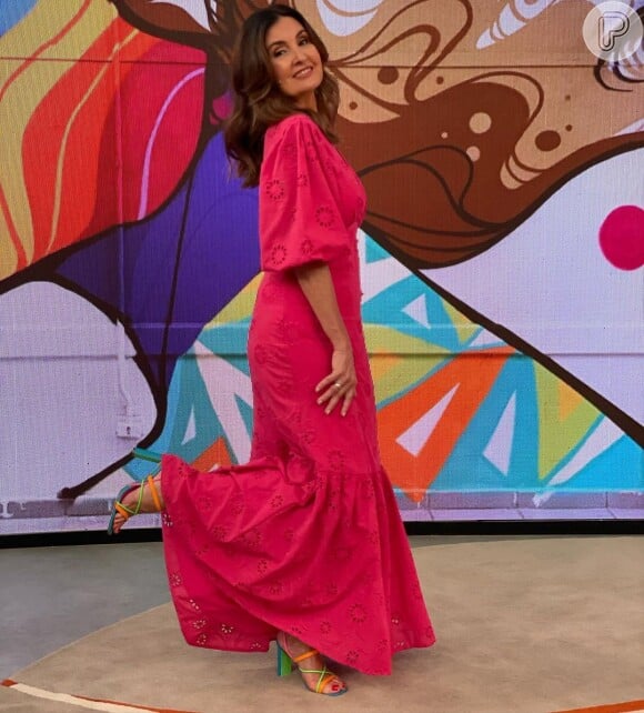 Fátima Bernardes posa com vestido longo rosa com mangas bufantes