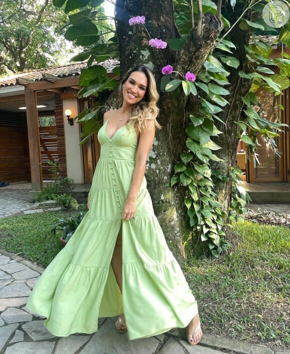 Vestido longo em verde pastel: Talitha Morete é fã dessa peça