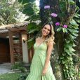 Vestido longo em verde pastel: look de Talitha Morete valoriza a cor