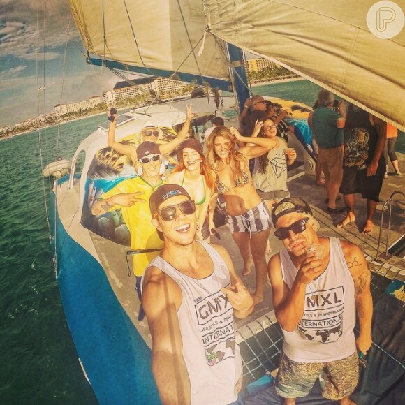 Caio Castro posou ao lado de amigos em passeio de barco em Aruba