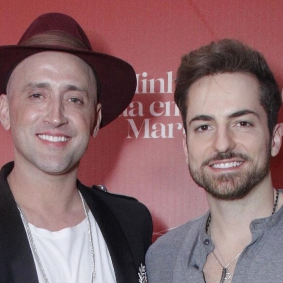 Thales Bretas joga cinzas de Paulo Gustavo no Rio Hudson, em Nova Iorque, em 4 de dezembro de 2021