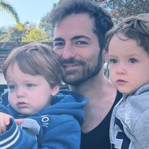 Thales Bretas posa com os filhos, Romeu e Gael, fruto do casamento com Paulo Gustavo