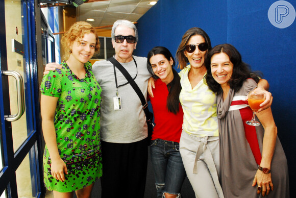 Atriz Mila Moreira ao lado de Cleo e Leandra Leal no bastidor do remake da novela 'Ciranda de Pedra'