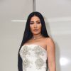 Simaria, da dupla com Simone, usou vestido branco sem alças da grife David Kom, que pode custar até R$ 18 mil, para se apresentar na 'Farofa da Gkay'