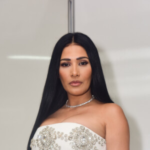 Simaria, da dupla com Simone, usou vestido branco sem alças da grife David Kom, que pode custar até R$ 18 mil, para se apresentar na 'Farofa da Gkay'