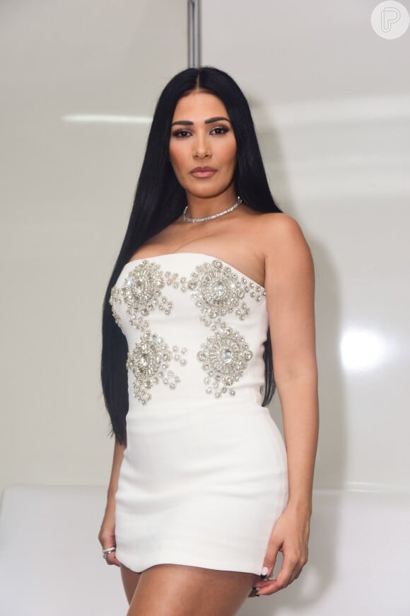 Simaria, da dupla com Simone, usou vestido branco sem alças da grife David Kom, que pode custar até R$ 18 mil, para se apresentar na 'Farofa da Gkay'