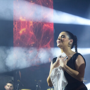 Simaria, da dupla com Simone, cantou na 'Farofa da Gkay' com a aniversariante em cima do palco, emocionada