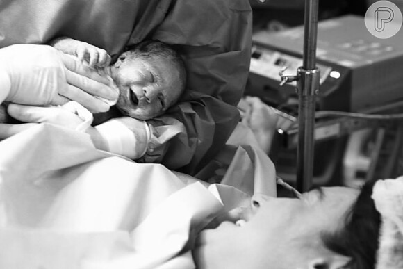 Thaila Ayala postou fotos do nascimento do filho, Francisco