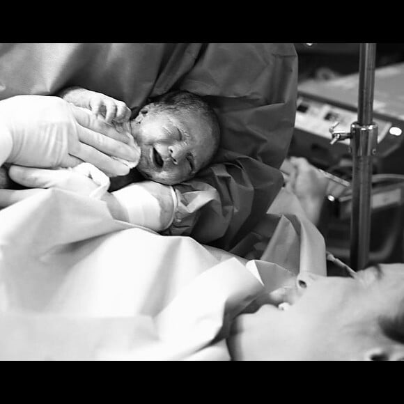 Thaila Ayala postou fotos do nascimento do filho, Francisco
