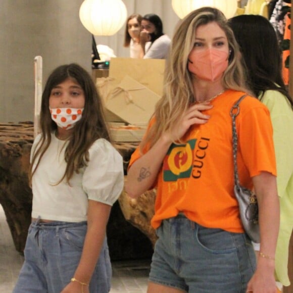 Grazi Massafera combinou look confortável com a filha, Sofia, de 9 anos