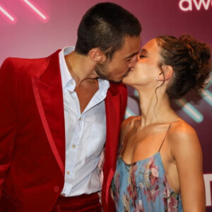 Tiago Iorc trocou beijos com a namorada, Duda Rodrigues, no red carpet