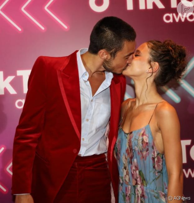 Tiago Iorc trocou beijos com a namorada, Duda Rodrigues, no red carpet