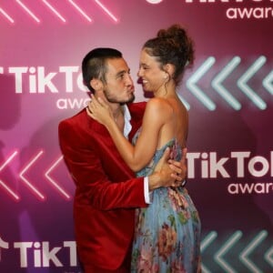 Tiago Iorc esteve na premiação TikTok Awards Brasil acompanhado da namorada, a terapeuta Duda Rodrigues