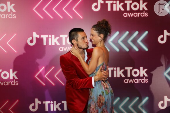 Tiago Iorc esteve na premiação TikTok Awards Brasil acompanhado da namorada, a terapeuta Duda Rodrigues