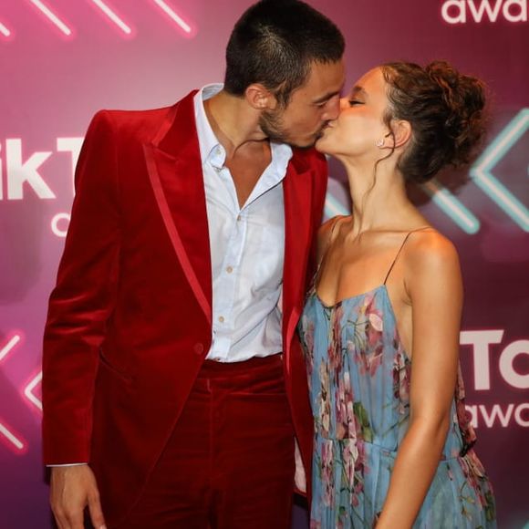 Tiago Iorc esteve na premiação TikTok Awards Brasil acompanhado da namorada, a terapeuta Duda Rodrigues