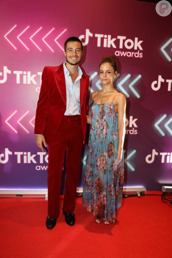 Tiago Iorc esteve na premiação TikTok Awards Brasil acompanhado da namorada, a terapeuta Duda Rodrigues