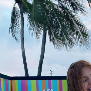 Viih Tube exibe corpo em forma em biquíni