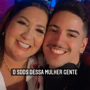 Ex de Virgínia Fonseca, Gustavo Alvarenga encontrou sua mãe, Margareth Serrão na festa do pijama da influenciadora: 'Que saudades'