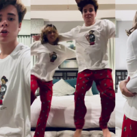 Ho ho ho! Sasha Meneghel e o marido, João Figueiredo, combinam pijamas natalinos e se beijam. Vídeo!