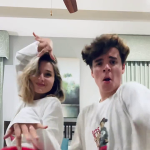 Sasha Meneghel e João Figueiredo trajam o mesmo pijama natalino em vídeo