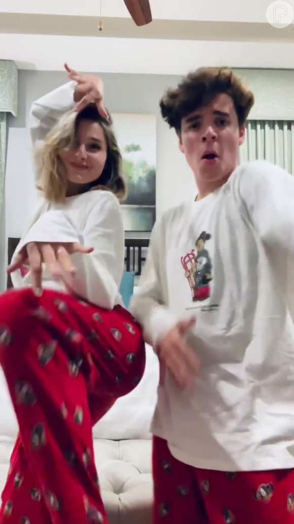 Sasha Meneghel e João Figueiredo trajam o mesmo pijama natalino em vídeo