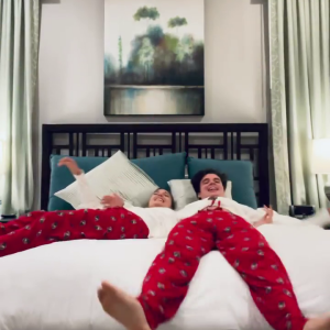 Sasha Meneghel e João Figueiredo se divertem na cama do hotel de luxo na Flórida