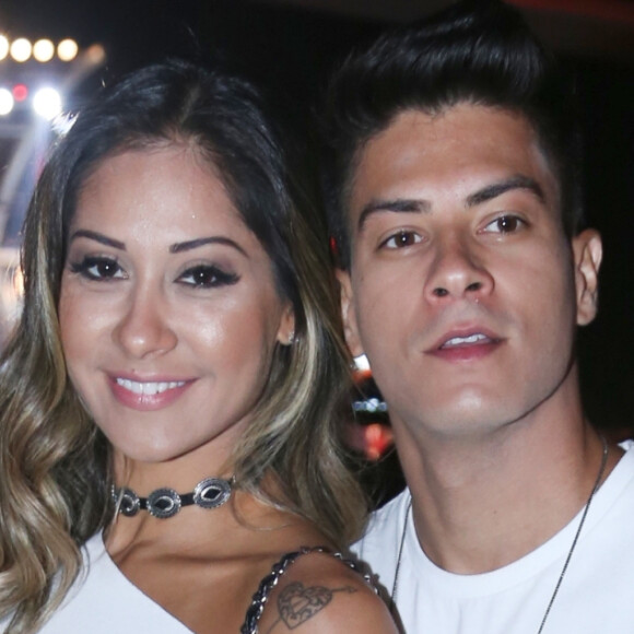 Arthur Aguiar ficaria morando com Mayra Cardi e a filha do casal, Sophia, de 2 anos, enquanto não estrear no 'BBB 22', no dia 17 de janeiro