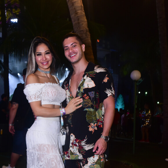No entanto, Arthur Aguiar deu vários indícios de que irá para o 'BBB 22' e web aponta que Mayra Cardi estava tentando despistar a informação