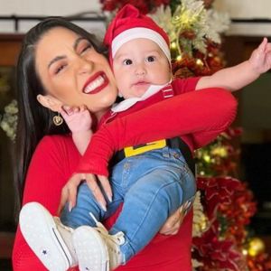 Boca Rosa e o marido, Fred, vestem o filho de Papai Noel para celebrar o primeiro Natal do menino