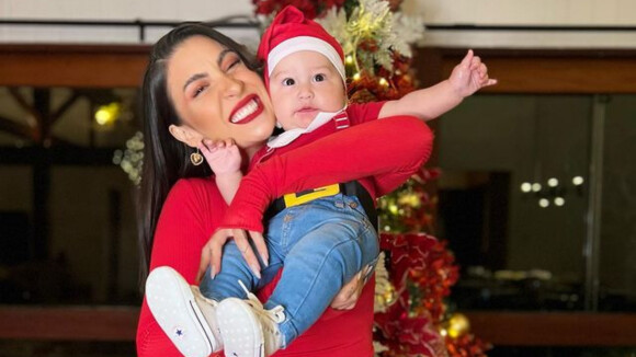 Fofo! Boca Rosa e Fred vestem filho de Papai Noel para primeiro Natal. Fotos!