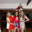 Boca Rosa e o filho, vestido de Papai Noel, combinaram os looks natalinos com alguns dos familiares