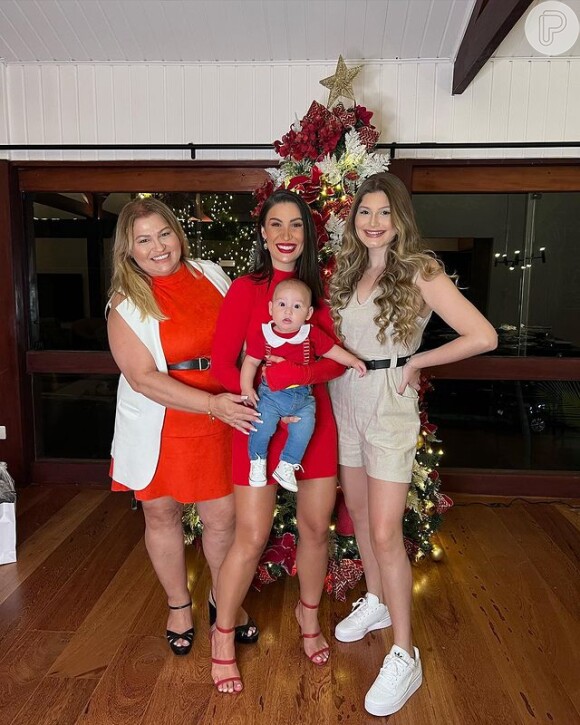 Boca Rosa e o filho, vestido de Papai Noel, combinaram os looks natalinos com alguns dos familiares