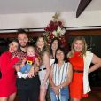 Boca Rosa e o marido, Fred, posaram com o filho e a família na frente da árvore de Natal e ganharam elogios dos seguidores