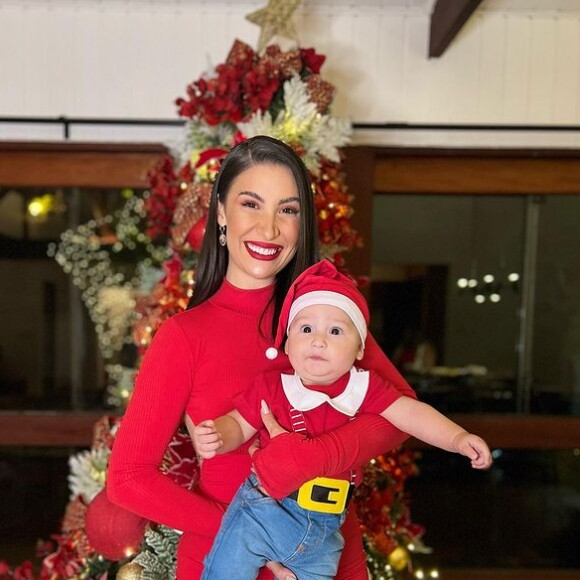 Boca Rosa e o marido, Fred, deixaram o pequeno Cris, de cinco meses, roubar a cena ao colocarem uma calça jeans no pequeno