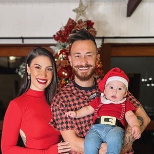 Boca Rosa, que surpreende com o corpo magro apenas cinco meses após dar à luz, combinou os tons de vermelho do look com o filho Cris e com o marido, o youtuber Fred