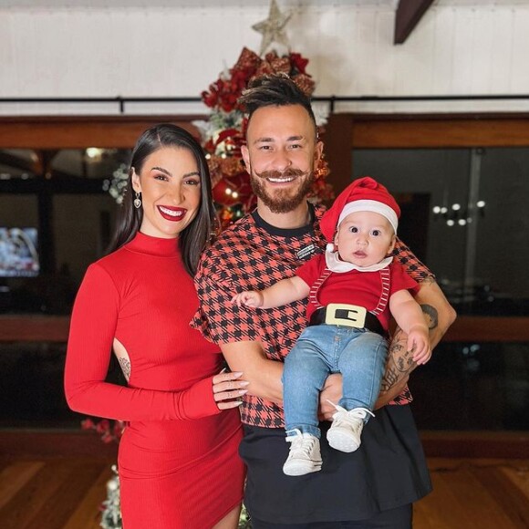 Boca Rosa, que surpreende com o corpo magro apenas cinco meses após dar à luz, combinou os tons de vermelho do look com o filho Cris e com o marido, o youtuber Fred