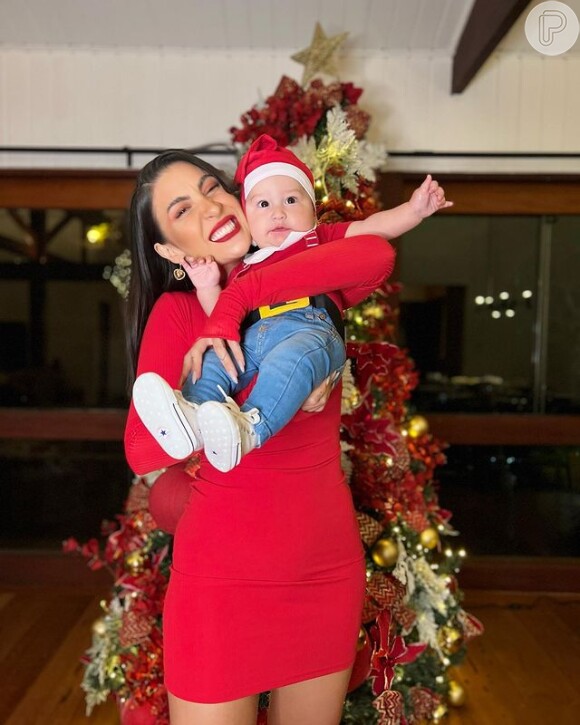 Boca Rosa colocou ainda um gorrinho natalino em Cris para ajudar a compor o look do menino para o Natal