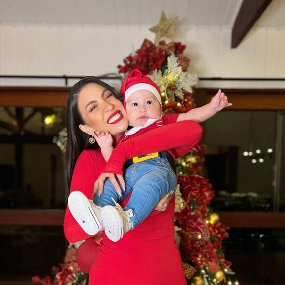 Boca Rosa colocou ainda um gorrinho natalino em Cris para ajudar a compor o look do menino para o Natal