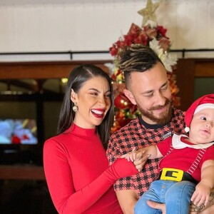 Boca Rosa e o marido, Fred, abriram um álbum de fotos natalinas nas redes sociais para mostrar o pequeno Cris vestido de Papai Noel