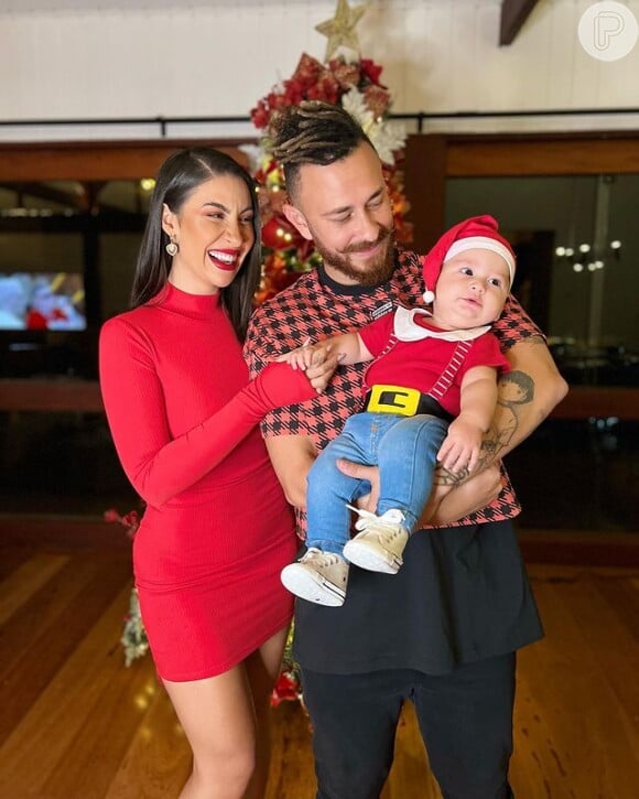 Boca Rosa e o marido, Fred, abriram um álbum de fotos natalinas nas redes sociais para mostrar o pequeno Cris vestido de Papai Noel