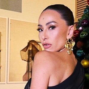 Sabrina Sato optou por poucas joias acompanhando o look de Natal, limitando-se a um brinco dourado de tamanho mediano