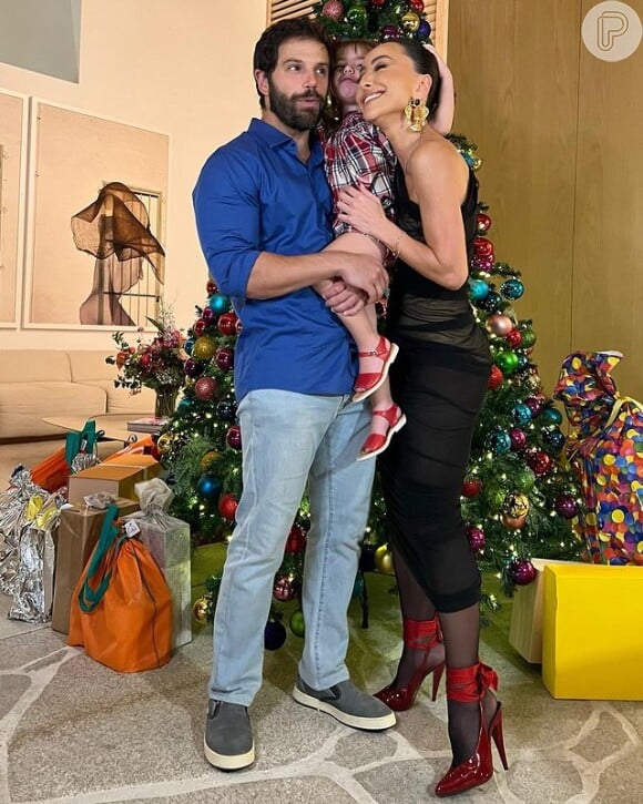 Duda Nagli, marido de Sabrina Sato e pai de Zoe, também entrou na brincadeira e posou com as duas na frente da árvore de Natal da família