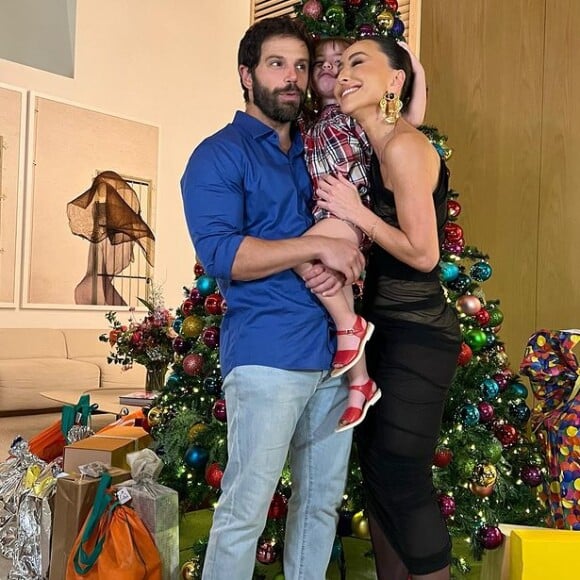 Duda Nagli, marido de Sabrina Sato e pai de Zoe, também entrou na brincadeira e posou com as duas na frente da árvore de Natal da família