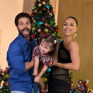 Sabrina Sato e Duda Nagle seguraram Zoe, que estava usando o cabelo preso com elásticos em vermelho, para tirar uma foto da noite de Natal