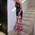 Sabrina Sato segurou a mão da filha, Zoe, de três anos, na hora de ser fotografada na escada de casa