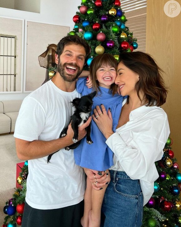 Sabrina Sato faz questão de incluir a filha nas fotos em família com Duda Nagle, em especial quando é hora de posar na frente da árvore de Natal