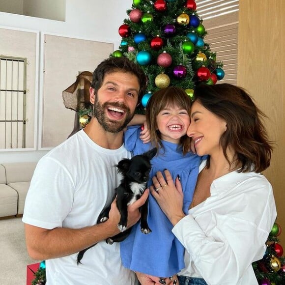 Sabrina Sato faz questão de incluir a filha nas fotos em família com Duda Nagle, em especial quando é hora de posar na frente da árvore de Natal