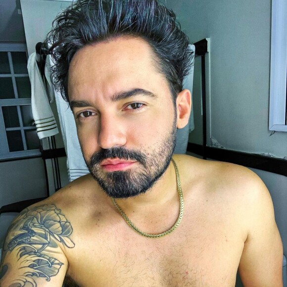 Fernando Zor posou para uma foto comprometedora ao lado de outra mulher, em um bar