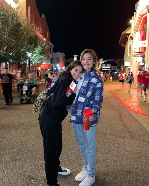Bruna Marquezine e Sasha Meneghel se divertem em parque de Orlando